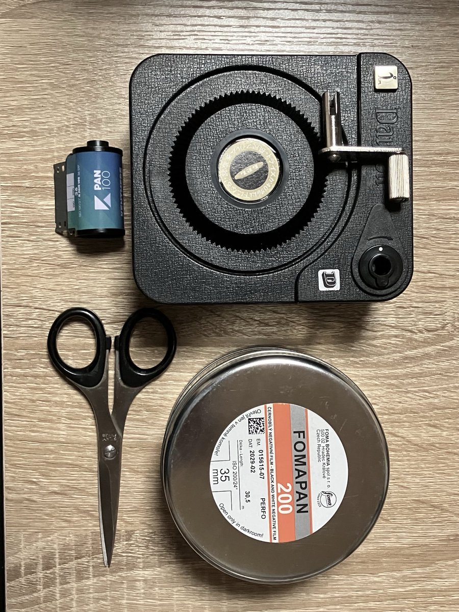 Kirigir77434381's tweet photo. 本日の作業
北の国から早速フィルムが届いたのでデイロール、フィルムを通す際にコツが必要だったが、無事装填完了、明日が楽しみだ https://t.co/5VTf19K8Wr