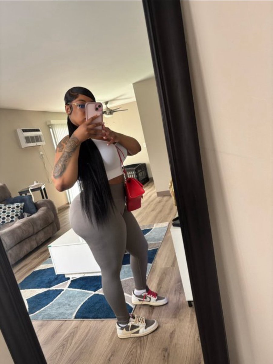 Bigmama293's tweet photo. Come closer if you can handle me🍑👅 https://t.co/ahrXECvRFu