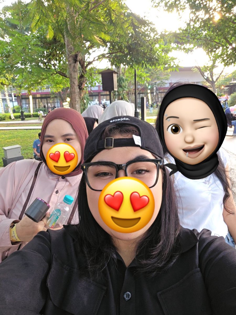 vkooluvv's tweet photo. Tks girls💚💜
Foto keluarga nya 3orang dulu yaaa keluarga besar nanti desember okeyyy🫶🏻   @onkimt yg satu gausah ditag ￼￼cenah🤭 https://t.co/lcUDHuDLRi