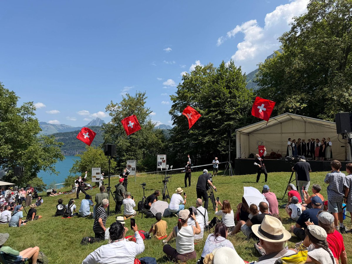 ParmelinG's tweet photo. Auf dem Rütli erinnern wir uns daran, dass die Schweiz als Bund freier Menschen entstanden ist. Vielfalt, Tradition und Verantwortung verbinden uns. Freiheit entsteht jeden Tag aufs Neue – durch unser Engagement. Ein lebendiges Erbe, das es zu wahren gilt. https://t.co/bTQtD0AXD8