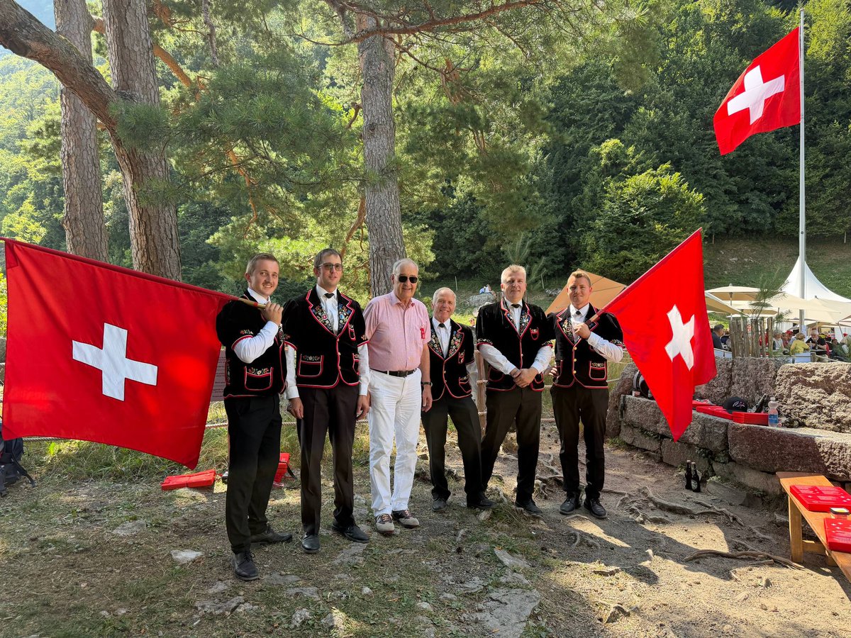 ParmelinG's tweet photo. Auf dem Rütli erinnern wir uns daran, dass die Schweiz als Bund freier Menschen entstanden ist. Vielfalt, Tradition und Verantwortung verbinden uns. Freiheit entsteht jeden Tag aufs Neue – durch unser Engagement. Ein lebendiges Erbe, das es zu wahren gilt. https://t.co/bTQtD0AXD8