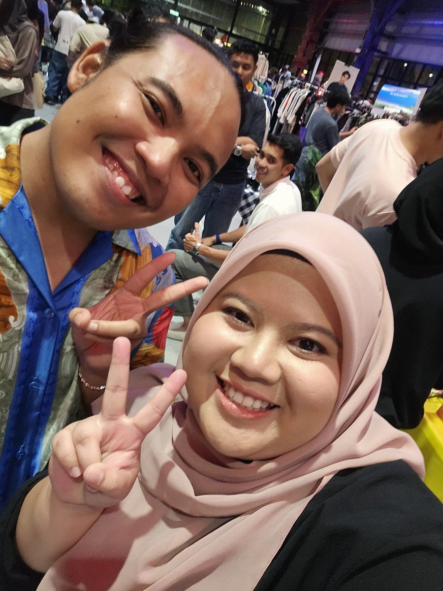 by_babykim's tweet photo. Nasib sempat pi even dh nk last2 dah .. 
Jumpa @Azfarheri @Alexhkf1 Sofea Shra Leona 🩷🩷  

Tendertown azfar heri tu mmg wajib di Hype SEDAP WEI REALL TAK TIPU .. https://t.co/6judH5mI4s