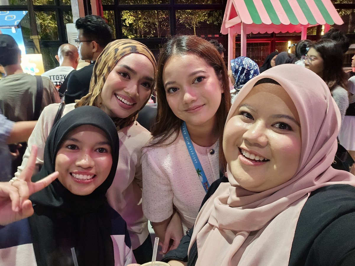 by_babykim's tweet photo. Nasib sempat pi even dh nk last2 dah .. 
Jumpa @Azfarheri @Alexhkf1 Sofea Shra Leona 🩷🩷  

Tendertown azfar heri tu mmg wajib di Hype SEDAP WEI REALL TAK TIPU .. https://t.co/6judH5mI4s