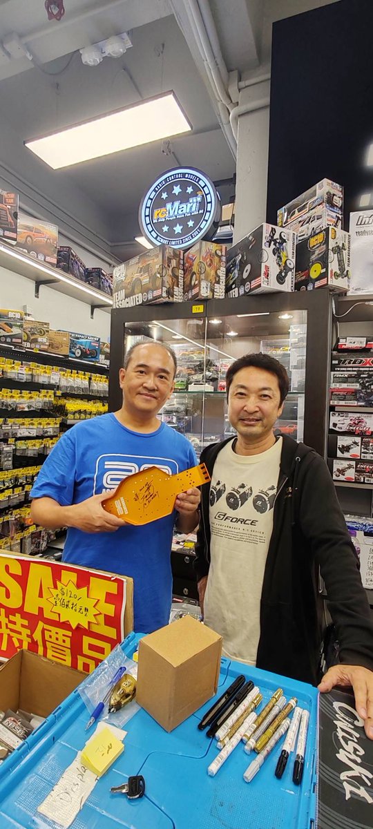 MasamiHirosaka's tweet photo. Tonight, autograph signing events were held at two RC MART stores. About 100 people participated.
————
今日の夜はRC MARTの2つの店舗で、サイン会イベントが開催されました。100人くらいが参加されました。
#RCMART #HongKong https://t.co/Su37c22ie6