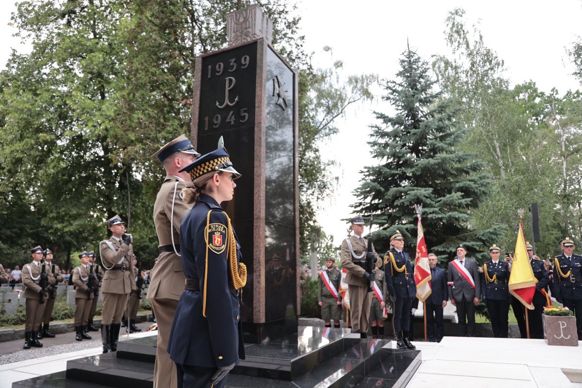 MON_GOV_PL's tweet photo. W Warszawie trwają uroczystości upamiętniające 82. rocznicę wybuchu Powstania Warszawskiego.
 
W imieniu wicepremiera, ministra obrony narodowej W. @KosiniakKamysz w obchodach uczestniczy wiceminister  Stanisław Wziątek, oddając hołd Bohaterom Powstania Warszawskiego – żołnierzom Armii Krajowej oraz mieszkańcom stolicy, którzy 1 sierpnia 1944 roku stanęli do walki o wolną Polskę.
 
Cześć i chwała Bohaterom!