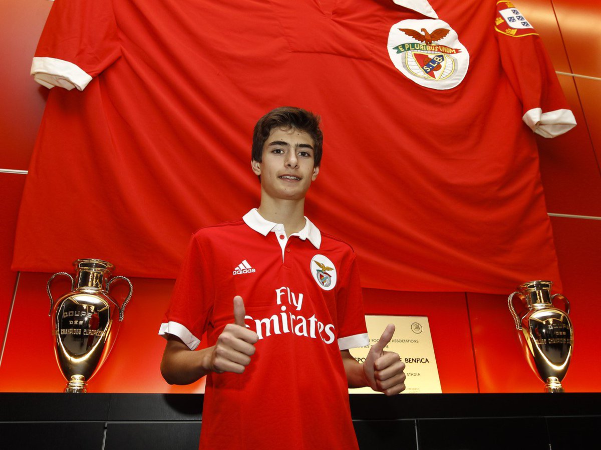 museubenfica's tweet photo. Obrigado, António Silva! 🙌

🏷️ 2015/16 a 2026/27
💡 CFT Viseu 🔛 Equipa principal
⚽ 183 jogos • 10 golos
🏆 1 Campeonato Nacional • 2 Supertaças • 1 Taça da Liga
📌 O atleta fica ainda associado à conquista da Youth League

#EPluribusUnum https://t.co/LNUtskHFDK
