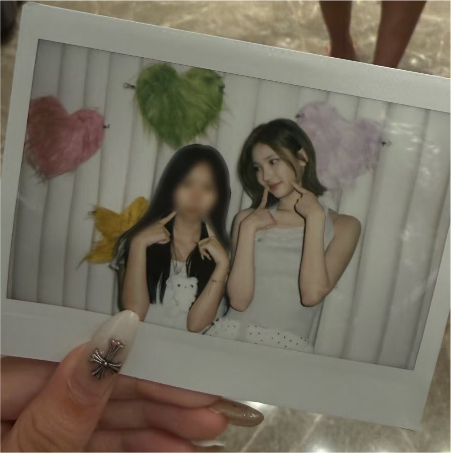 sssooongg's tweet photo. 아니 지우넴 휀걸 보는 표정 에바셔;;;

🔗 https://t.co/v6JDpt8PSc https://t.co/yNmsjxOoya