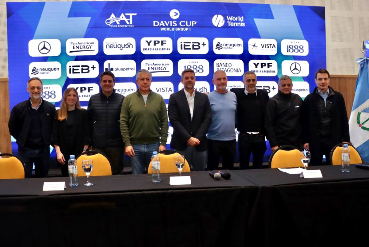 Rolo_Figueroa's tweet photo. NUEVAMENTE NEUQUÉN SE CONVIERTE EN SEDE DE UN EVENTO DE JERARQUÍA MUNDIAL

Presentamos hoy la fecha de la serie de Copa Davis por el Grupo Mundial entre Argentina y Turquía, que se disputará el 19 y 20 de septiembre en nuestro Estadio Ruca Che.

Estamos jugando con todo el equipo de la Davis, junto a YPF, Vista y Pan American Energy, convencidos de que Neuquén tiene mucho para aportar al crecimiento de la Argentina.

Este tipo de eventos activa el turismo, genera movimiento económico y fortalece a nuestras comunidades.

Quiero agradecer a todas las entidades participantes, al municipio, a la organización y a los sponsors, que son fundamentales para que un evento de esta magnitud sea sustentable.

Nos propusimos cambiar la forma de organizarnos y trabajar en equipo. Gracias a este esfuerzo conjunto, un evento de jerarquía mundial como la Copa Davis no le va a costar un solo peso al Estado.