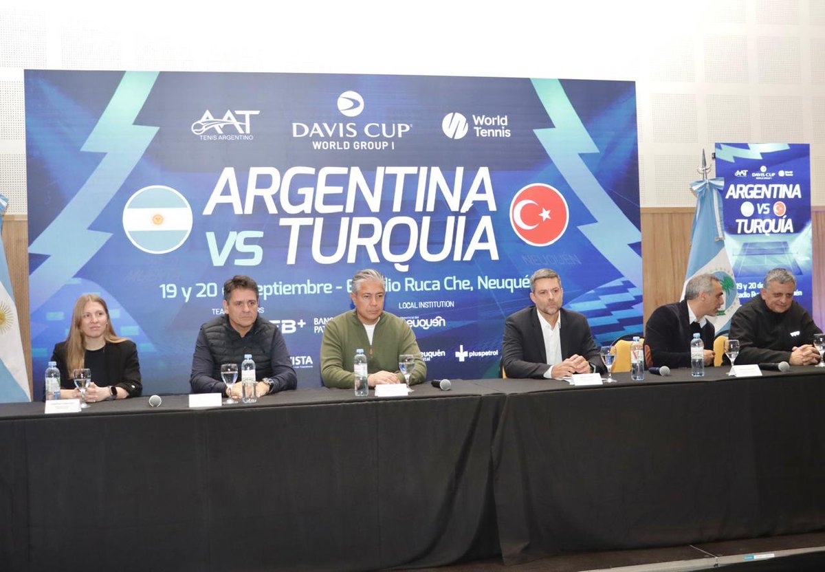 Rolo_Figueroa's tweet photo. NUEVAMENTE NEUQUÉN SE CONVIERTE EN SEDE DE UN EVENTO DE JERARQUÍA MUNDIAL

Presentamos hoy la fecha de la serie de Copa Davis por el Grupo Mundial entre Argentina y Turquía, que se disputará el 19 y 20 de septiembre en nuestro Estadio Ruca Che.

Estamos jugando con todo el equipo de la Davis, junto a YPF, Vista y Pan American Energy, convencidos de que Neuquén tiene mucho para aportar al crecimiento de la Argentina.

Este tipo de eventos activa el turismo, genera movimiento económico y fortalece a nuestras comunidades.

Quiero agradecer a todas las entidades participantes, al municipio, a la organización y a los sponsors, que son fundamentales para que un evento de esta magnitud sea sustentable.

Nos propusimos cambiar la forma de organizarnos y trabajar en equipo. Gracias a este esfuerzo conjunto, un evento de jerarquía mundial como la Copa Davis no le va a costar un solo peso al Estado.