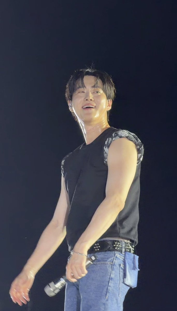 HaniiCheurng's tweet photo. Welcome to Cambodia Suho 🇰🇭💙
ថតបានឡេីងច្បាស់​ 😆👌 

#SuhoInCambodia #Suho #Exo 
#ganzbergsuperidolconcertmylove https://t.co/0zmpkCMtB4