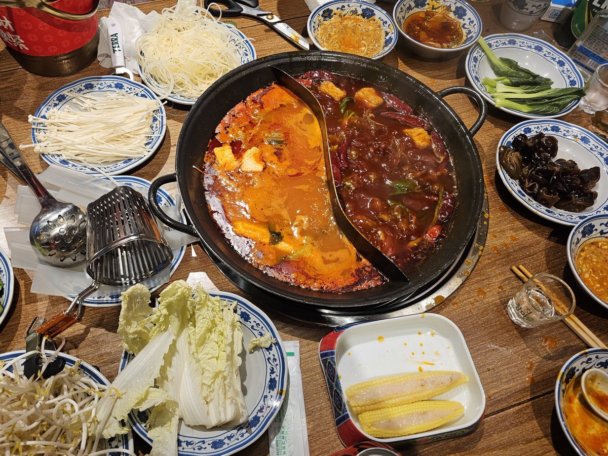 psiloveyou511's tweet photo. 대림 화퍼냥 
고기접시가 서있고 막 양동이에 한가득 담겨있음 https://t.co/KXcJBrCFKY