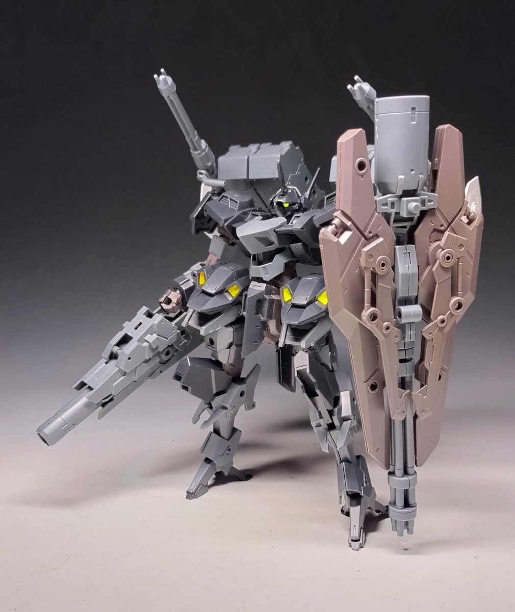 tkdkTorF14D's tweet photo. ゼノヴァルト(火力型)
所属不明機ゼノヴァルトの重装備型。
攻防一体型のガトリングシールドにハンドバズーカなど、火力制圧を重視した装備と思われる。

武装類はバイロン軍のものと思わしき技術が見受けられるが、模倣品かどうかは不明。
#30MMSM2026 https://t.co/lBIH9w7YcZ
