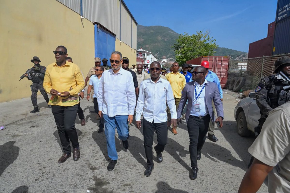 LaTribuneNews7's tweet photo. À l'occasion de sa visite officielle dans le Nord, le Premier ministre, Alix Didier Fils-Aimé, s'est rendu à l'Autorité portuaire nationale (#APN) afin d'évaluer le fonctionnement de cette institution stratégique.
Cette visite lui a permis de réaffirmer la nécessité d'accélérer les efforts de modernisation et d'optimisation de la gestion des activités portuaires, dans le but d'améliorer les performances du secteur et de mieux répondre aux besoins de la population.
Par cette démarche, le Chef du gouvernement @citoyendidier réitère sa volonté de moderniser l'administration publique, de renforcer l'autorité de l'État et de promouvoir des services publics plus efficaces, accessibles et adaptés aux attentes des citoyens. Cette initiative s'inscrit dans la vision du Gouvernement de faire des infrastructures stratégiques un levier de développement économique et de bonne gouvernance.