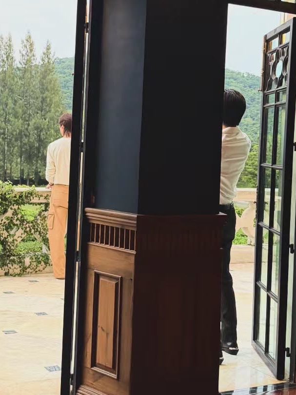 twixtpp's tweet photo. ก็พอจะเดาได้แหละว่ารูปเซ็ตนี้ของภูวินใครเป็นคนถ่าย แต่ยิ่งมาเห็นรูปเบื้องหลังว่าปอนด์เป็นตากล้องให้จริงๆ แถมภูวินเฉลยเองด้วยมันยิ่งเขิน ไอ่บ้าเอ๊ย เขินหน้าเบี้ยว

#PeachAndMeSeriesFinalEP https://t.co/0oBb0Tl806