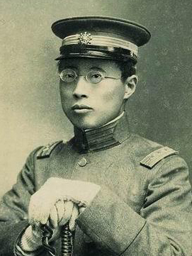 PallasCatFin's tweet photo. 反差最大的白相人，我认为是陈其美

当时不理解，陈其美出身书生，外表文弱、细皮嫩肉，何以成为上海青帮中的关键人物？

他暗杀了陶骏保、陶成章、夏瑞芳、郑汝成等异己，打压绍兴帮，在辛亥革命初期与黄兴同为孙文左右股肱。

陈其美靠的不是江湖厮杀，而是更高层次的组织能力。他看懂了上海这个特殊城市的规则：官府、商人、帮会、革命党，各自都只掌握一部分资源，真正厉害的人，是能够把这些资源连接起来的人。

他有理想，但不空谈；懂利益，也不庸俗；讲义气，更懂组织。他给江湖人士方向，给商人未来，给革命者网络。所谓“白相人”，玩的不是蛮力，而是人情、信用和局势。

形式会变，位置会变，但掌控人、钱、信息和机会的能力，才是永恒的实质。