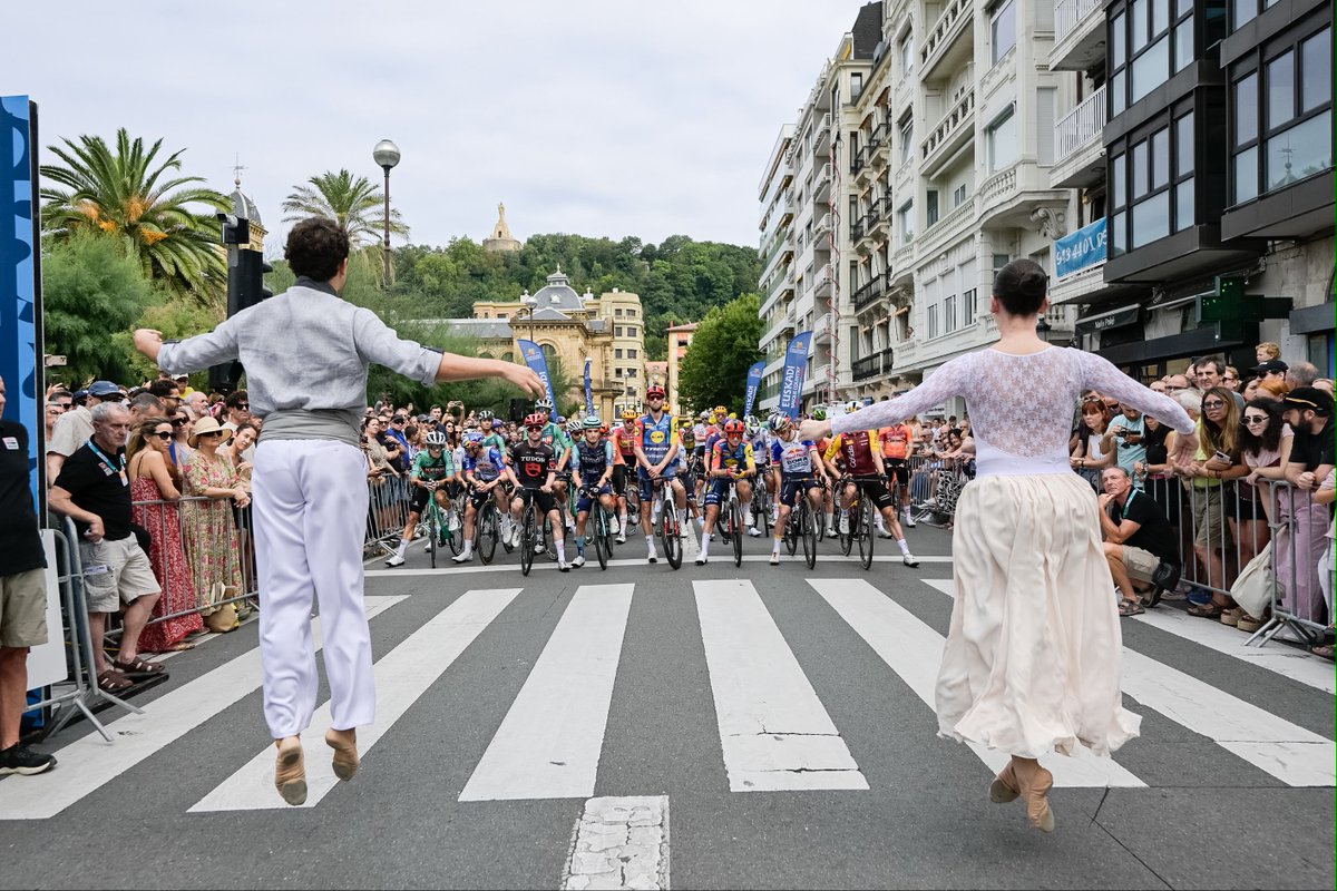 jon_insausti's tweet photo. 🚴🏽‍♂️ @dklasikoa, komunitatea, kirola eta kultura

175 ciclistas, 25 equipos y miles de amantes del ciclismo llenan de emoción las calles de Donostia.

🏆 Zorionak, @EvenepoelRemco! Proficiat!

#Donostia #SanSebastián #Donostiarra https://t.co/WYPpWz72iu