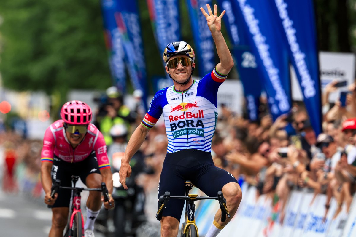 jon_insausti's tweet photo. 🚴🏽‍♂️ @dklasikoa, komunitatea, kirola eta kultura

175 ciclistas, 25 equipos y miles de amantes del ciclismo llenan de emoción las calles de Donostia.

🏆 Zorionak, @EvenepoelRemco! Proficiat!

#Donostia #SanSebastián #Donostiarra https://t.co/WYPpWz72iu