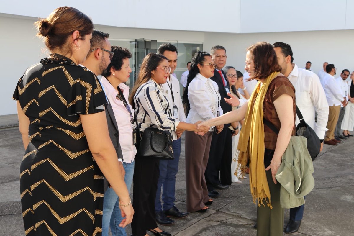 NovoaPeniche's tweet photo. El día de ayer, acompañé a la Fiscal General, @ErnestinaGodoy_ a una visita en la Fiscalía Federal del estado de Veracruz.
Formar parte de este recorrido, fue muy enriquecedor porque pude presenciar un ejercicio de acercamiento a las personas servidoras públicas, que construye una @FGRMexico más justa e imparcial. Por supuesto, fue gratificante conocer a las mujeres y hombres que forman parte de esta FIFE; gracias por compartir sus opiniones y tener la determinación de estar juntos, para lograr el mejor resultado en nuestro trabajo.