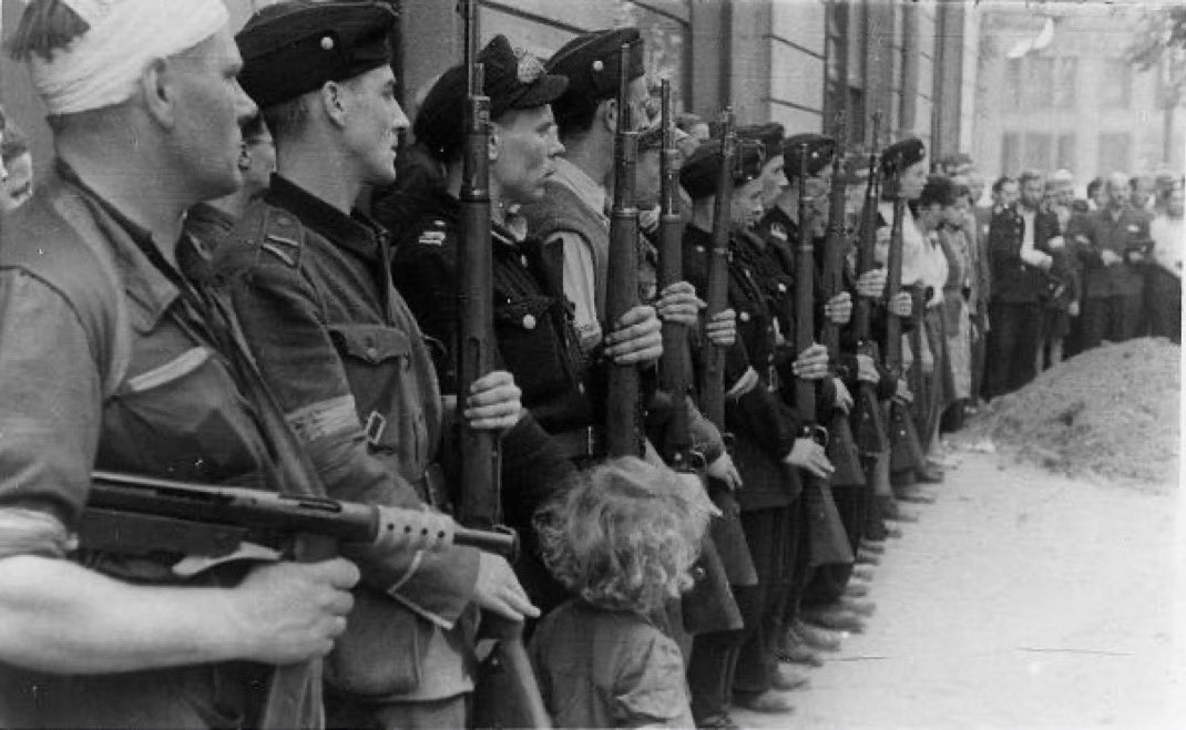 visegrad24's tweet photo. 82 years ago, on August 1st 1944, 30 000 soldiers of the Polish Home Army attacked the Germans occupying Warsaw.

250 000 Poles were killed during the 63-day-long uprising

Warsaw’s population fell from 1 million to 5000. 

90% of the city’s buildings were razed to the ground. https://t.co/0zNb68g9E4