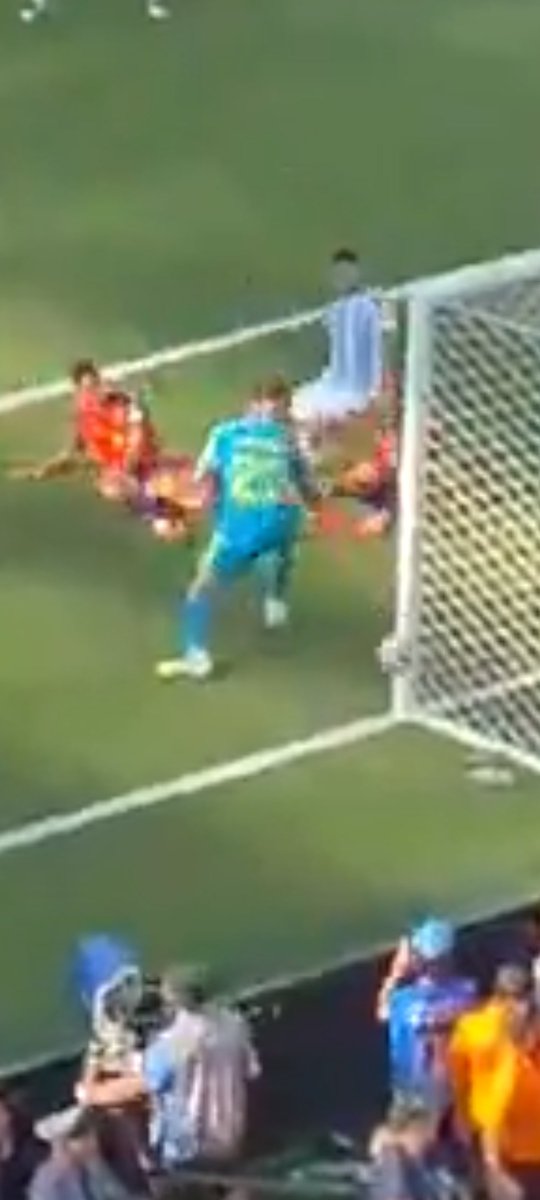 quilojuan's tweet photo. @cheto1916 @ssandrarxtop Acá de otro ángulo se ve cláramente que la pelota pasa por afuera, no mas preguntas su señoría. https://t.co/c56rYwtGnz