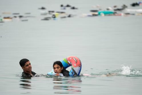 InfosMinutesFR's tweet photo. 🇲🇦 / 🇪🇸 : Au moins 84 morts après l’invasion massive de Marocains sur Ceuta. De nombreux disparus sont signalés dans la pire crise migratoire déclenchée par le Maroc contre l’Espagne. #Maroc #Ceuta #Espagne https://t.co/KIBtQMRwpy