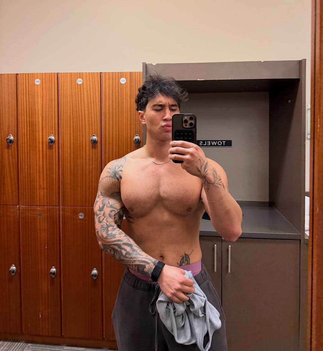 evanlamicel7mbi's tweet photo. But first let me take a selfie 🤪✌🏼 https://t.co/1vgmu8cz70