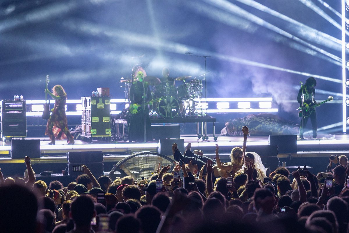 BlockClubCHI's tweet photo. Day 2 of Lollapalooza celebrated Chicago artists — from Lil M.U. to the Smashing Pumpkins.

Friday at the music festival saw “Brat” fashion, a canceled Lil Uzi performance and a surprise Olivia Rodrigo appearance. https://t.co/tnIpqQy9bx https://t.co/5VoWwlTNMg
