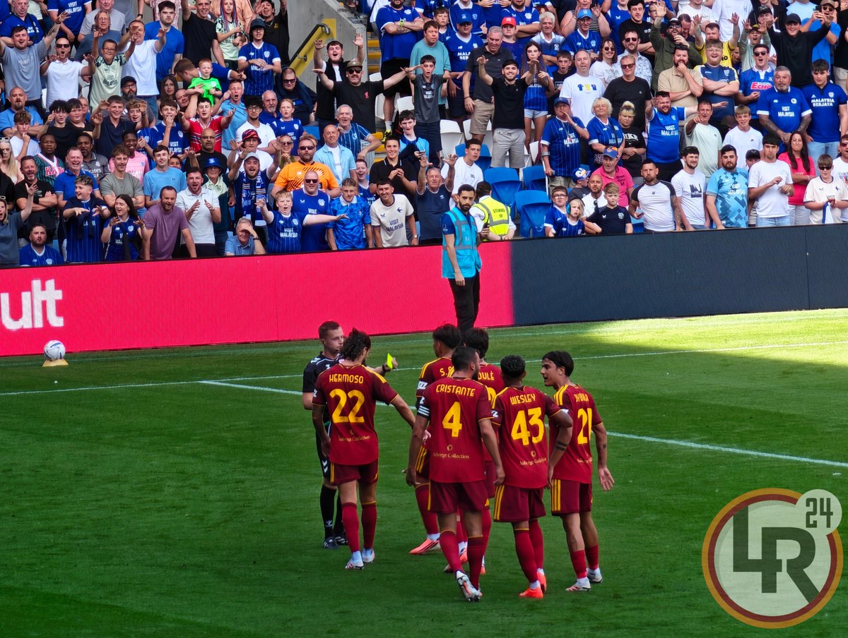 LAROMA24's tweet photo. 🚨 Attimi di nervosismo dopo il quarto gol incassato dai giallorossi. Tutti protesta o per un precedente fallo subito da Castro e non fischiato. Parapiglia intorno all'arbitro. Addirittura Dybala che spintona Cristante per protestare con il direttore di gara. Ammoniti Castro e Soule' 

#CardiffRoma #asroma 💛🧡❤️