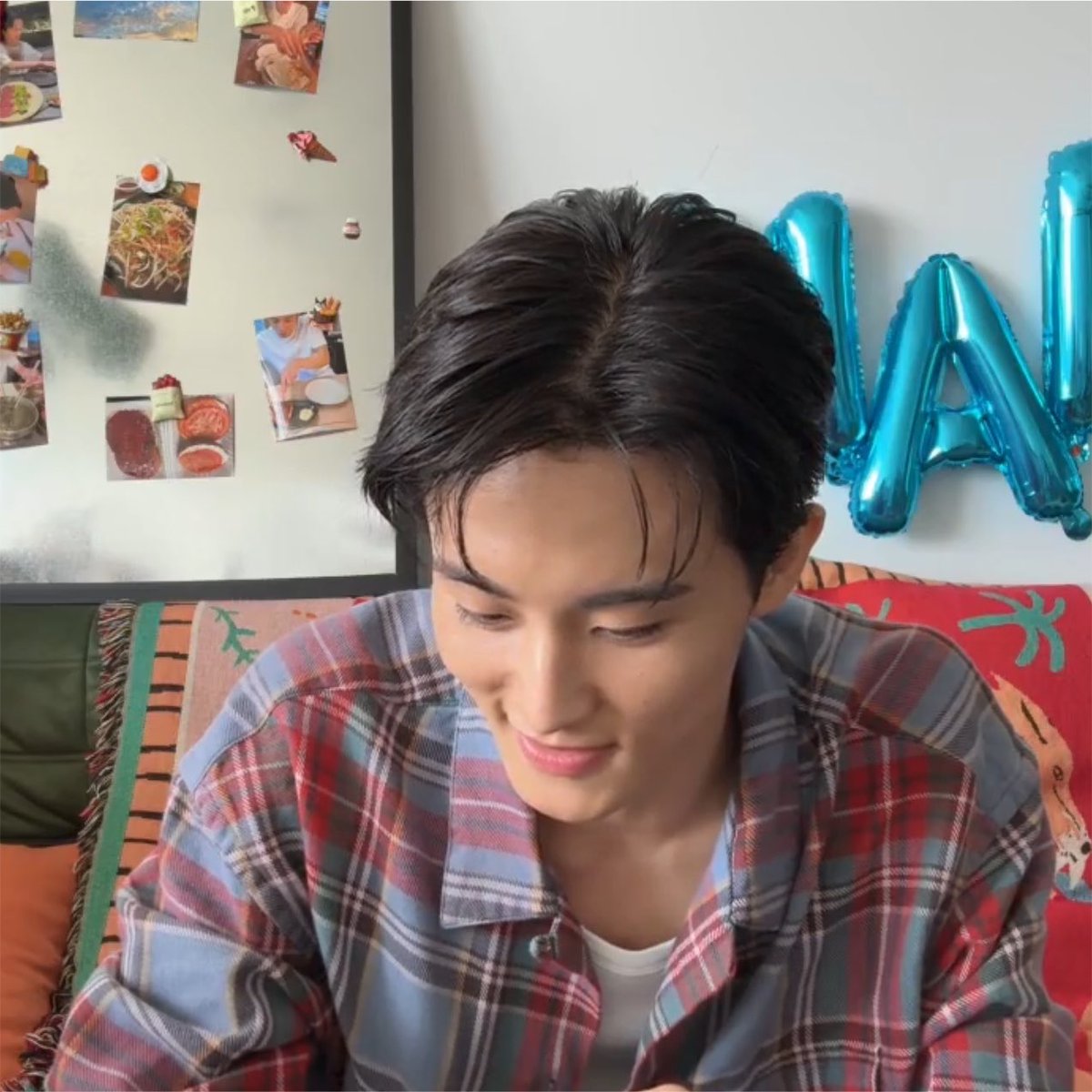 MARKLEE_TH's tweet photo. 260802 #MarkLee Weverse Birthday Live

คุณมาร์คเล่าว่าเสื้อที่ใส่เป็นของขวัญที่ทาง Polo Ralph Lauren ส่งให้ค่ะ 🏇💙

#MarkLeexRalphLauren @RalphLauren 
#오랜내여름민형아생일축하해
#AlwayswithMarkLee
#MarkLee #마크리 https://t.co/4hDTgG64s2