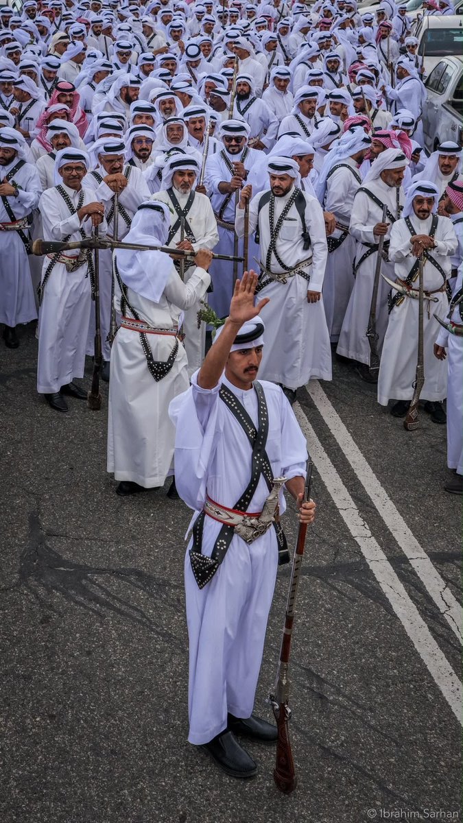 Labeebhubb's tweet photo. عرضة الحرب لدى بني عمرو، في زواج أحد أبنائهم 

إذا كانت هذه هيبتهم في الفرح، فكيف بهيبتهم في الحرب ؟🇸🇦 https://t.co/KlKY7uwW9W