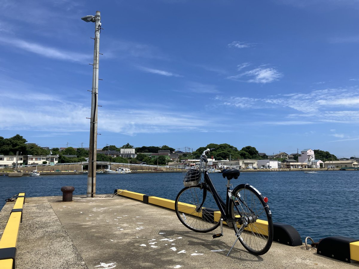 yamapiya's tweet photo. 昼（午後）と夜と朝と昼（午前）
えぇ、小値賀ロスです。
星が見たかったけど満月のせいで明るすぎて、しかし波の音を聴きながら月明かりと常夜灯の下で泳ぐ魚を眺めるのが何とも贅沢すぎて、寝るのがもったいなかった（寝たけど）
そして5:20に起きてチャリで港まで朝焼けを見に行くというね　#小値賀 https://t.co/L4DHHCzvDO