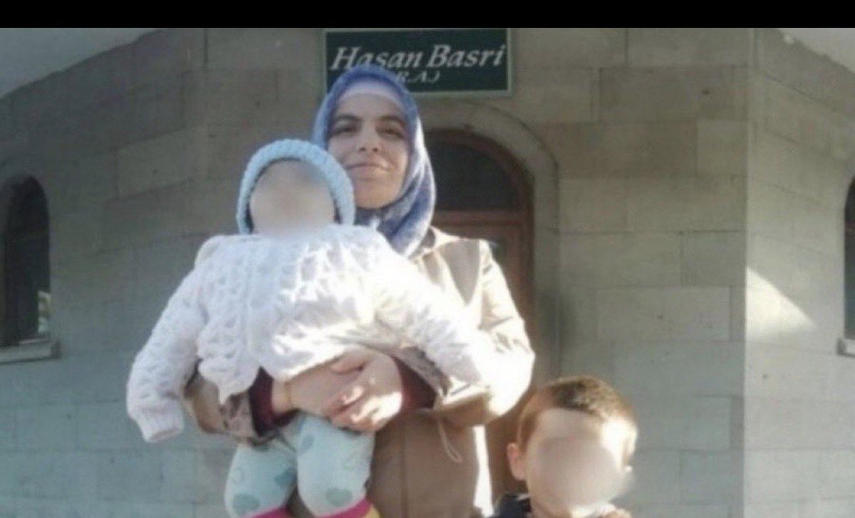 TutsakBebekler's tweet photo. Azra sadece 2 yaşında… Hayatının ilk yıllarını oyun parkında değil, cezaevinde geçiriyor.

Emine Sarıoğlu, Bank Asya hesap hareketleri ve KHK ile kapatılan bir kurumda çalıştığı gerekçesiyle 27 Ekim 2025’ten beri tutuklu. Bir çocuk annesiyle parmaklıklar arasında büyürken, diğeri dışarıda anne hasreti çekiyor.

Hiçbir çocuk cezaevinde büyümemeli. Azra’nın adresi cezaevi değil, özgür bir çocukluk olsun.

AzraBebek Hapiste

@lsdomicim