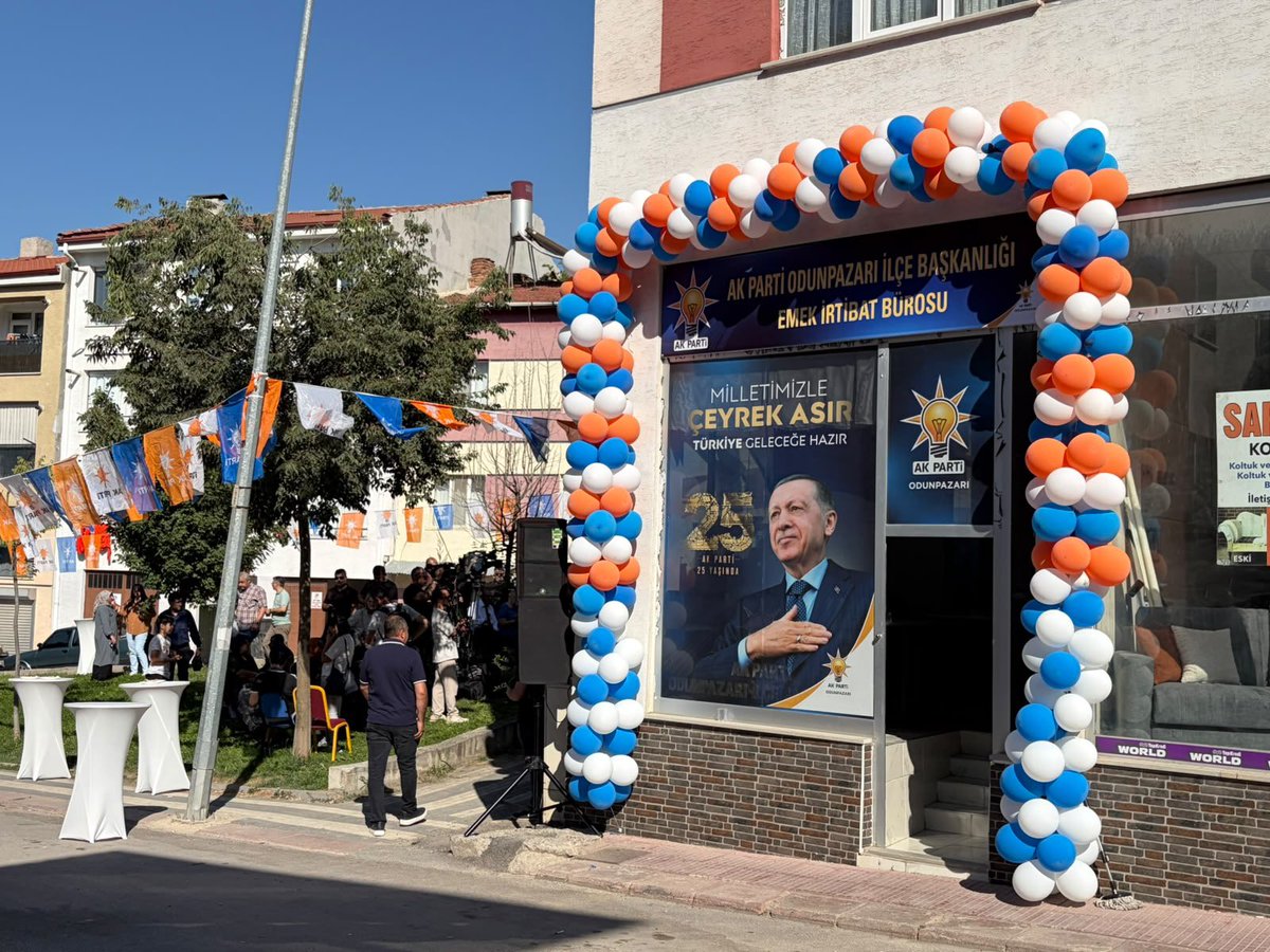 sertunc84's tweet photo. 📍 Emek Mahallesi

AK Parti Odunpazarı İlçe Başkanlığımız tarafından Emek Mahallemize kazandırılan İrtibat Noktası’nın açılış programına teşkilat mensuplarımızla birlikte katıldık.

Vatandaşlarımızla gönül bağımızı daha da güçlendirecek bu anlamlı hizmetin hayırlı olmasını diliyor; başta Odunpazarı İlçe Başkanımız Mustafa Kemal Bandırma ve teşkilatımız olmak üzere emeği geçen herkesi tebrik ediyorum.

İrtibat Noktamızın, hemşehrilerimizle kurduğumuz güçlü gönül köprüsüne önemli katkılar sunmasını temenni ediyorum.