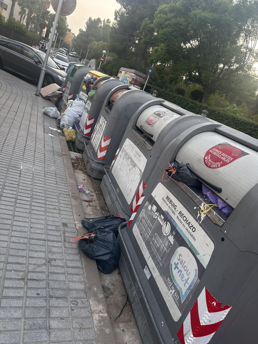 angel_efta's tweet photo. Carrer la farola #Salou @AjuntamentSalou  no is cau la cara de vergonya? Quina imatge pel turisme donem…. 🤬🤬🤬 pero per pagar els impostos be no? 🤮🤮🤮🤮 https://t.co/Eu3KANrMsE