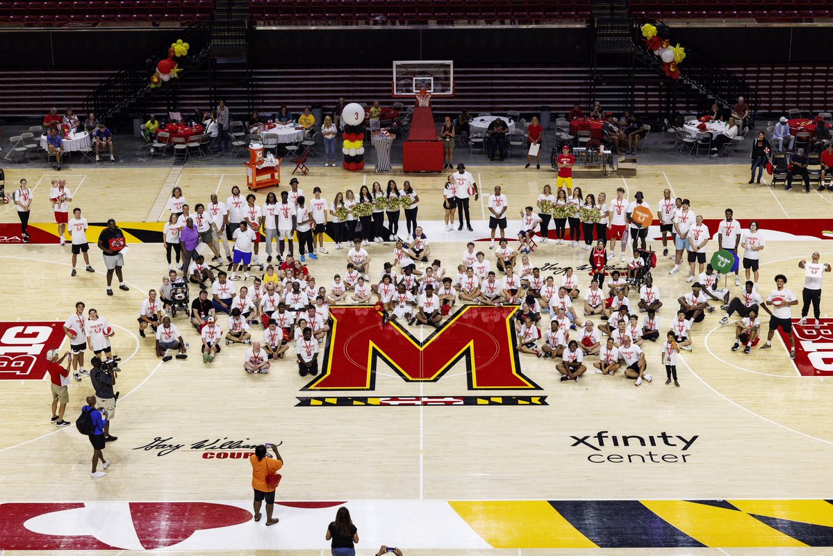 TerrapinHoops's tweet photo. Such a special day with our Buzz’s Bunch friends and families!

📸 - https://t.co/Pl9DJgZWq7 https://t.co/dkldRqmHo9