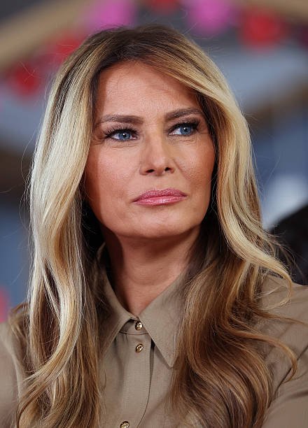 OnlyMelaniaTR's tweet photo. 33 children have been reunited with their families thanks to @FLOTUS @MELANIATRUMP ❤️

#OnlyMelania #MelaniaTrump #FirstLady #FLOTUS 

(Photo: Kevin Dietsch) https://t.co/7VoxK3sJrE