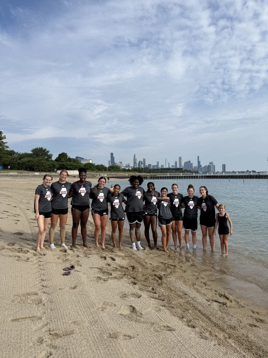 SIUEWBB's tweet photo. We finished our Chicago trip with a fun beach workout and a great view of the city! https://t.co/9hrYa1Pb4A