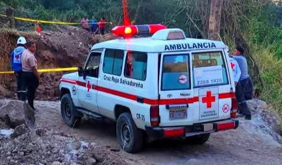endesarrollo_sv's tweet photo. @CruzRojaSal atendió emergencia por derrumbe en Santa Elena, Antiguo Cuscatlán.
Tres personas quedaron soterradas; dos de ellas fueron rescatadas con vida. Lamentablemente, la otra persona ya no presentaba signos vitales. https://t.co/GOW7cpq9ce