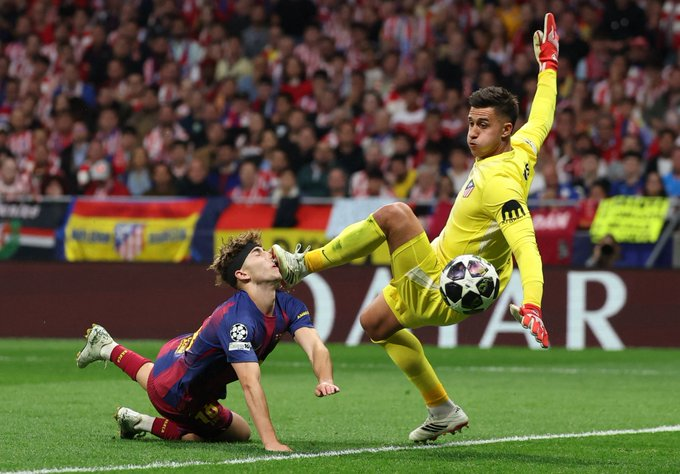 masBOLAA's tweet photo. UEFA mengakui bahwa pelanggaran tangan oleh Pablo, bek Atletico, terhadap Barcelona di Liga Champions seharusnya dihukum penalti.

UEFA mengingatkan wasit dengan aturan yang jelas tanpa ruang untuk interpretasi. Jika kiper memasukkan bola ke lapangan dan salah satu rekan setimnya sengaja menyentuhnya dengan tangan, maka harus diberikan penalti.

Inimah asli penalti cok, ditambah insiden Fermin di Leg kedua ditendang Musso debatable penalti itu. 😊😊