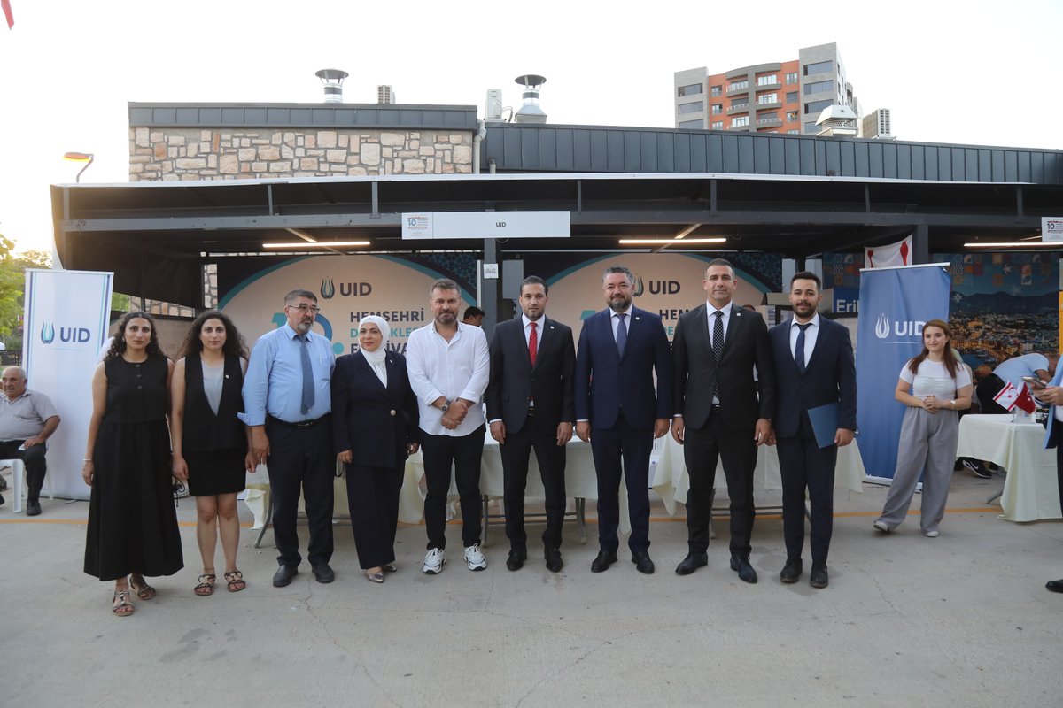 U_I_D's tweet photo. 📍 Gaziantep

🇹🇷 Gaziantep'te düzenlenen 10. Hemşehri Dernekleri Festivali kapılarını açtı. Teşkilatımız, festival alanında yer alan standımız ile yurt içinden ve yurt dışından gelen hemşehrilerimizi ağırlıyor.

Açılış programında bir konuşma gerçekleştiren Genel Başkanımız Kenan Aslan, yurt dışında yaşayan vatandaşlarımızın memleketleriyle olan bağının her geçen yıl daha da güçlendiğine dikkat çekti.

Genel Başkanımız konuşmasında; gurbette yaşayan vatandaşlarımızın bulundukları ülkelerde kendi kimliklerini, kültürlerini ve değerlerini muhafaza ederek örnek bir duruş sergilediklerini, aynı zamanda yaşadıkları toplumlara ekonomiden eğitime, sanattan siyasete birçok alanda önemli katkılar sunduklarını ifade etti.

Nesiller arası bağın korunmasının önemine vurgu yapan Genel Başkanımız, özellikle yurt dışında doğup büyüyen gençlerimizin ana vatanlarıyla, dilleriyle ve kültürleriyle olan irtibatının canlı tutulmasının büyük önem taşıdığını belirterek, bu tür festivallerin gurbetle memleket arasında kurulan en güçlü köprülerden biri olduğunu kaydetti.

Festival süresince standımızda vatandaşlarımızla bir araya gelmeye, çalışmalarımızı anlatmaya ve taleplerini dinlemeye devam ediyoruz. Tüm hemşehrilerimizi standımıza bekliyoruz.

Yurt içinden ve yurt dışından binlerce hemşehrimizi bir araya getiren bu anlamlı organizasyonu düzenleyen Gaziantep Büyükşehir Belediyesi'ne, Belediye Başkanı Sayın Fatma Şahin'e ve emeği geçen herkese teşekkür ediyor; 10. Hemşehri Dernekleri Festivali'nin hayırlara vesile olmasını temenni ediyoruz.

#UID