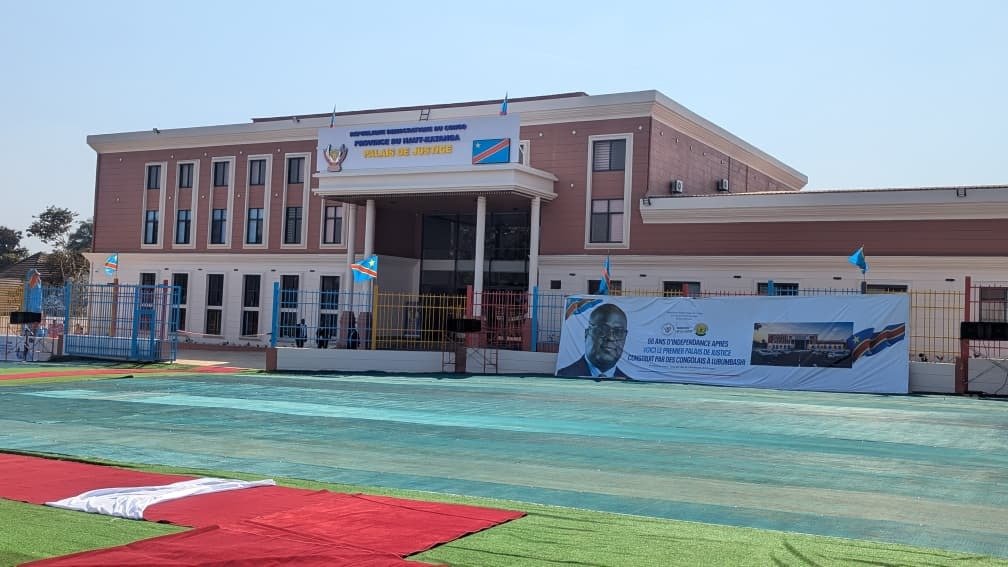 IsralMutombo11's tweet photo. L’image du nouveau palais de justice de Lubumbashi, qui doit être inauguré ce samedi par le Président de la République, Félix Tshisekedi. Il faut noter que la délégation du Conseil supérieur de la magistrature, conduite par son président, Dieudonné Kamuleta Badibanga, s’est également déplacée depuis Kinshasa pour prendre part à cet événement, symbole du renforcement des infrastructures judiciaires.