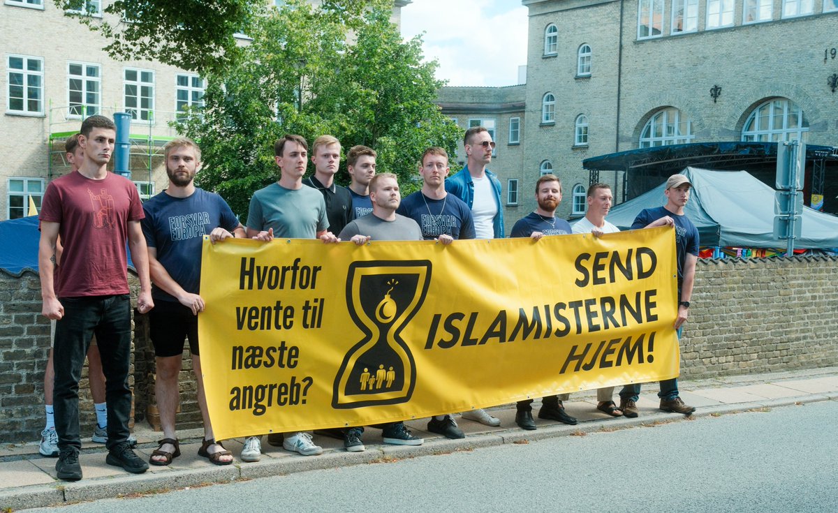 RemigrationNu's tweet photo. 🌈Pride-aktion: Send islamisterne hjem!☪️✈️

Foran pride-paraden i Kolding krævede aktivister i dag, at islamisterne bliver sendt hjem. Tyskland har lige været udsat for sit 13. islamiske terrorangreb siden 2020. 

Vi kræver handling. Nu. #dkpol #dkmedier https://t.co/sWH479wbwU