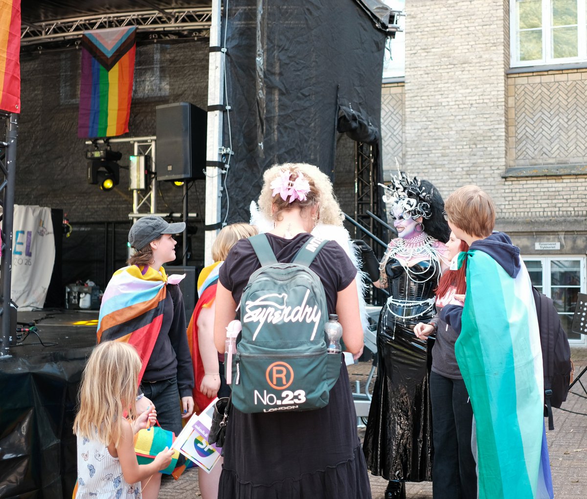 RemigrationNu's tweet photo. 🌈Pride-aktion: Send islamisterne hjem!☪️✈️

Foran pride-paraden i Kolding krævede aktivister i dag, at islamisterne bliver sendt hjem. Tyskland har lige været udsat for sit 13. islamiske terrorangreb siden 2020. 

Vi kræver handling. Nu. #dkpol #dkmedier https://t.co/sWH479wbwU