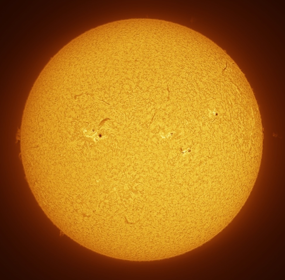 AstroMontseny's tweet photo. EL SOL CAPTAT AQUEST MATÍ AMB FILTRE D'HIDROGEN ALFA I CONTINU per Pau Montplet i Sanz
@AstroBreda. Fetes amb refractor 150 F8, Càmera Player One Apollo-M Max i Daystar Quark Chromosphere per les imatges H-Alpha. Mostren les taques i protuberàncies amb extraordinari detall
🤩🌞👇 https://t.co/wICHIuHQ7D
