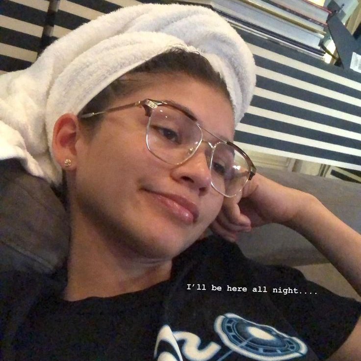 zenssdayaa's tweet photo. Zendaya in glasses >>>> https://t.co/nilOyBKeBv