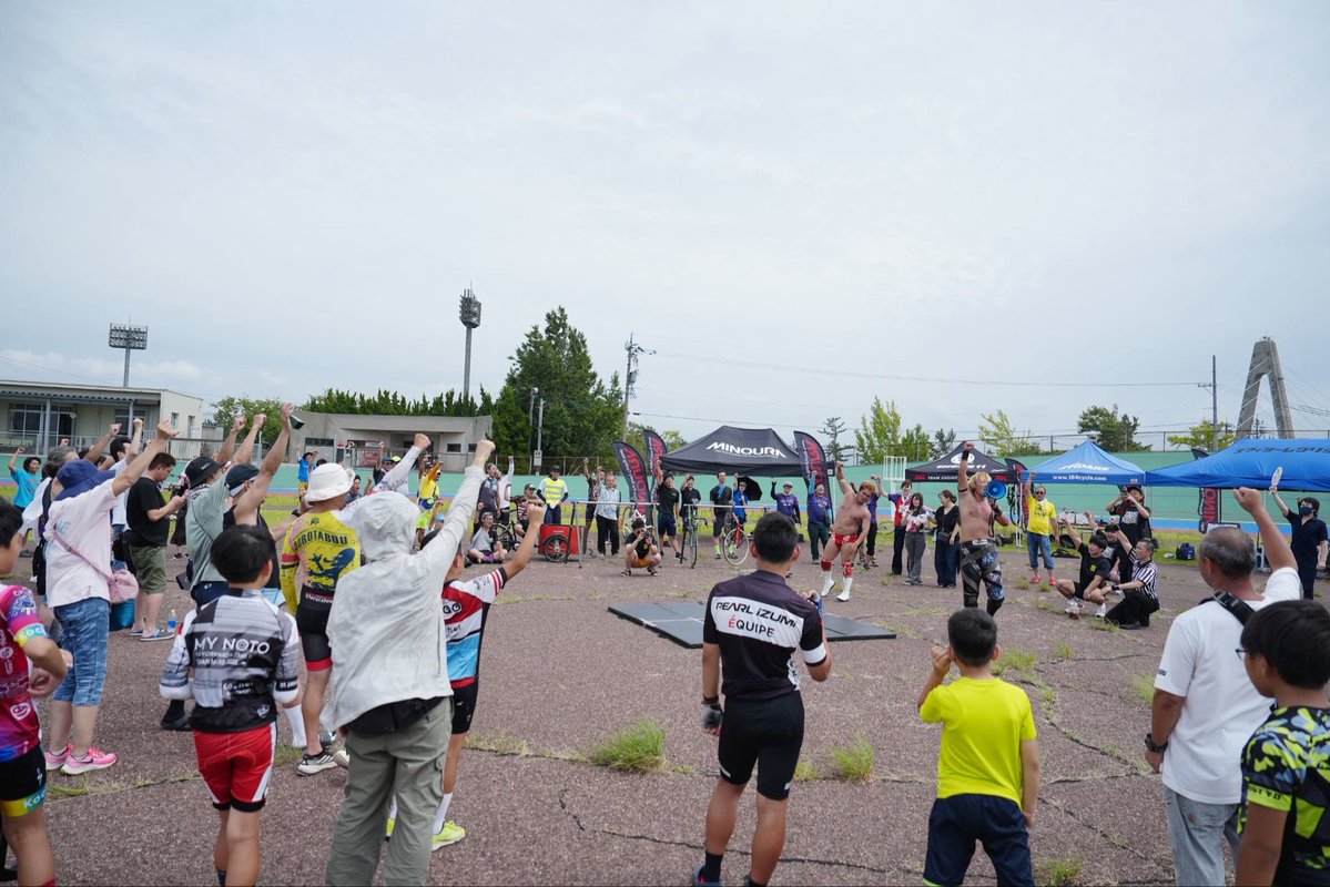 EITOs2da's tweet photo. 石川プロレス in石川県立自転車競技場🚲

大盛り上がりで最高でした🥳

競技用の自転車はブレーキがなくて怖かったけど楽しかったです☺️

クラッカーを渡したのも、パイプ椅子を持ってきたのも、ペットボトルを並べたのも全部自分でした🙇‍♂️

 #石川プロレス https://t.co/wQydpYt7tK