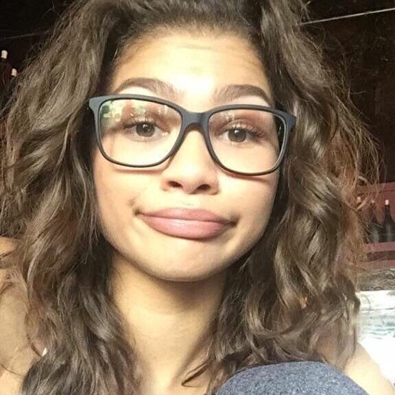 zenssdayaa's tweet photo. Zendaya in glasses >>>> https://t.co/nilOyBKeBv