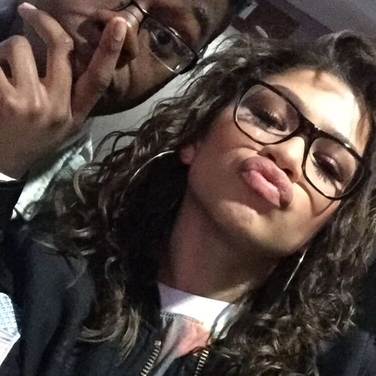 zenssdayaa's tweet photo. Zendaya in glasses >>>> https://t.co/nilOyBKeBv
