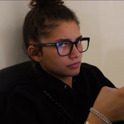 zenssdayaa's tweet photo. Zendaya in glasses >>>> https://t.co/nilOyBKeBv