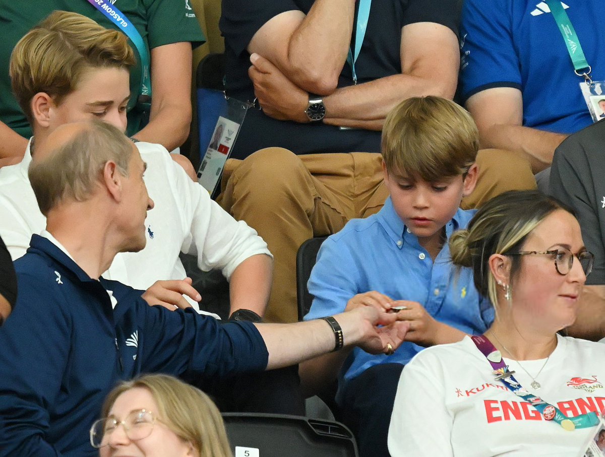 thewalesbrasil's tweet photo. O Duque de Edimburgo, o Príncipe George e o Príncipe Louis durante o nono dia dos Jogos da Commonwealth de 2026, em Glasgow. https://t.co/TvT1G2hnwU